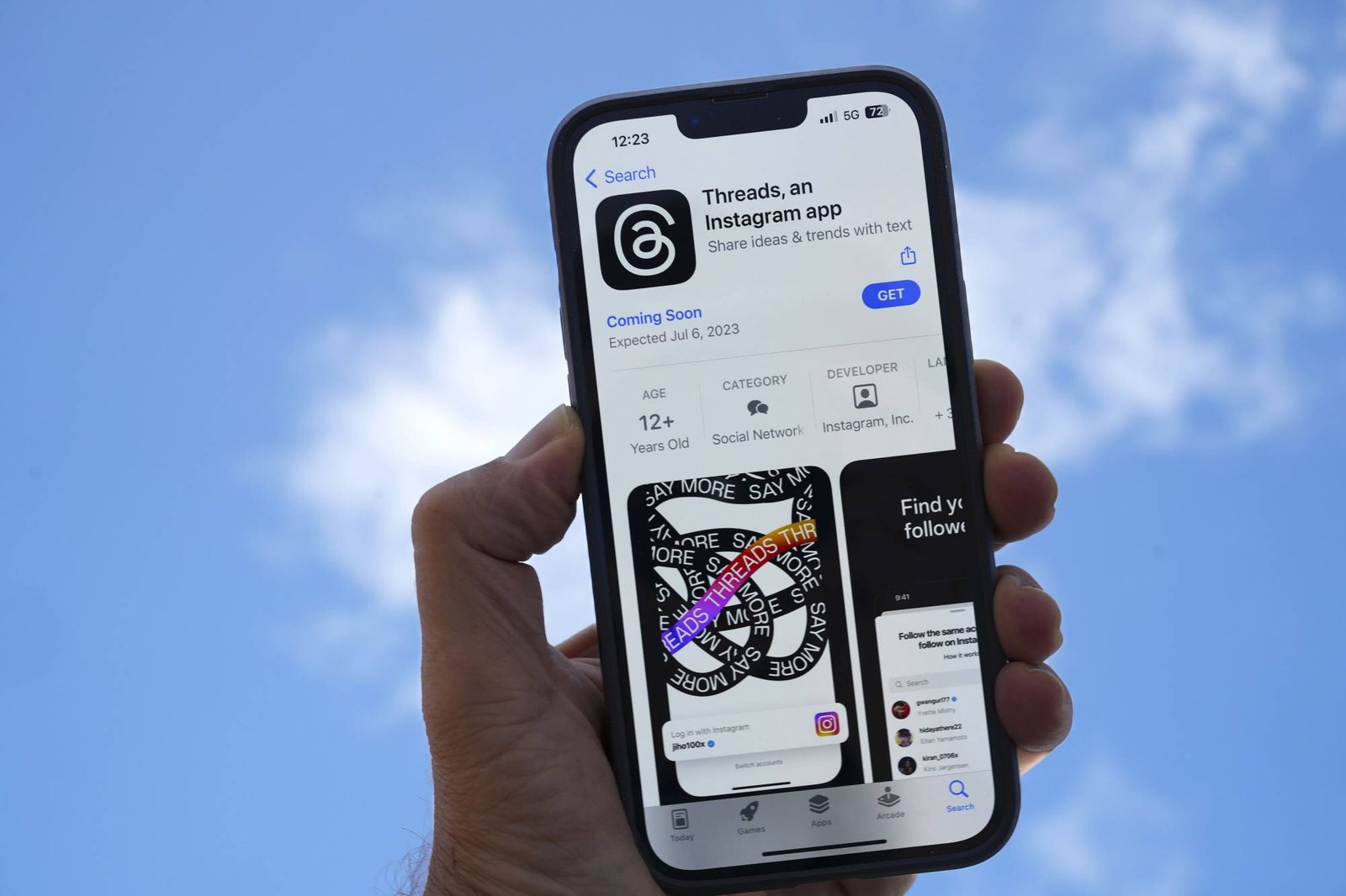 Smartphone displaying the new Threads in-stream podcast transcription feature